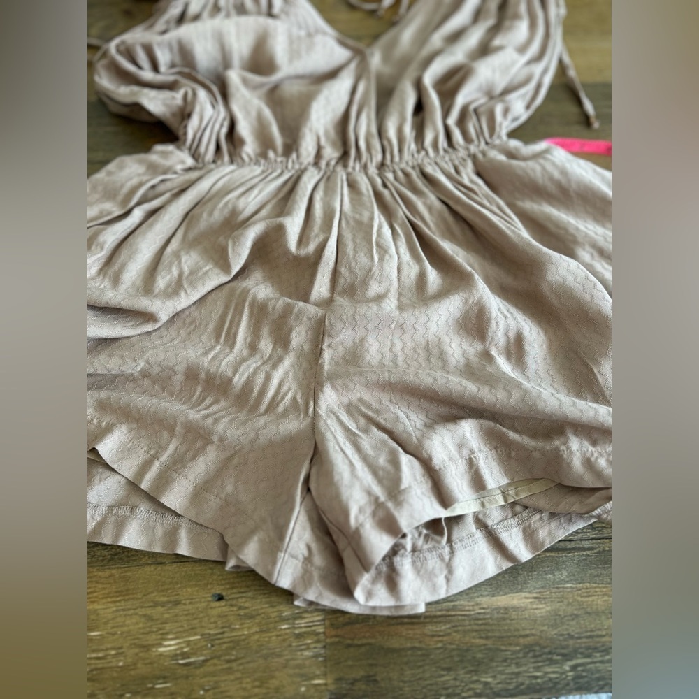 HYFVE Boutique Draped Tan Romper w/pockets Pullon Elastic waist Sz M - Picture 8 of 10